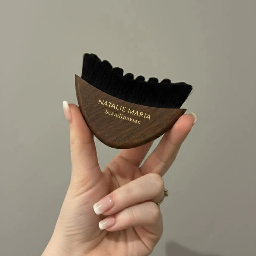 Natalie Maria Scandinavian | THE ORIGINAL | Depuff Face brush i valnød