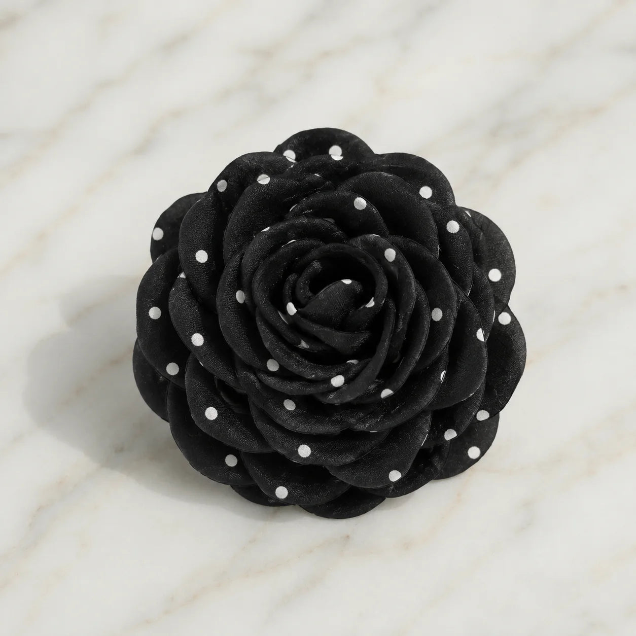 NAMISO - Hana Rose - hårklemme - Black w. white dots (9 cm)